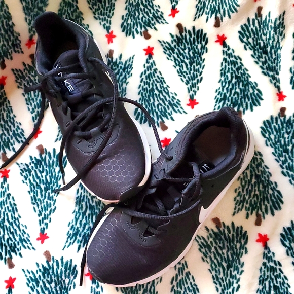 Ladies black Nike running shoes. Size 5.5. Like new, worn only a few times. - Picture 1 of 2